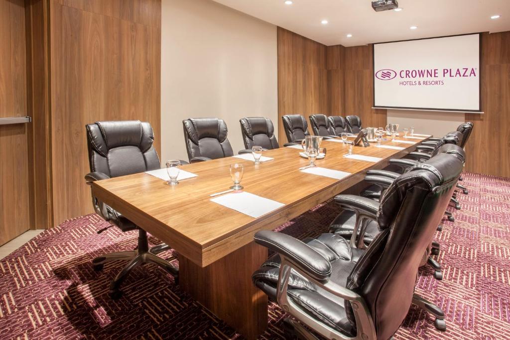 a large conference room with a long table and chairs at Crowne Plaza Airport by IHG in Tocumen