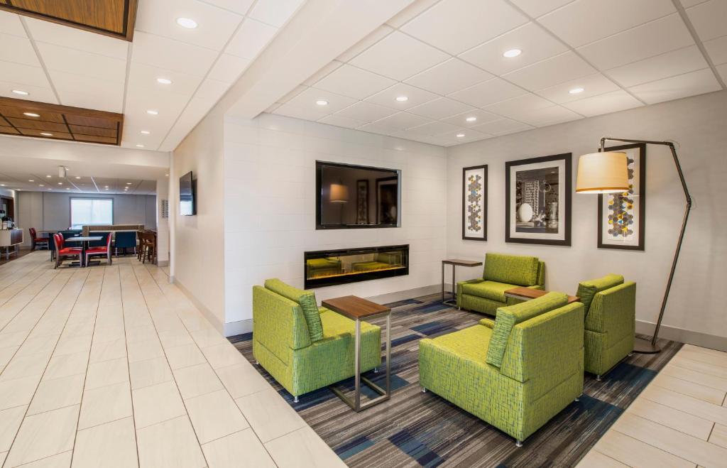 Posezení v ubytování Holiday Inn Express Airdrie by IHG