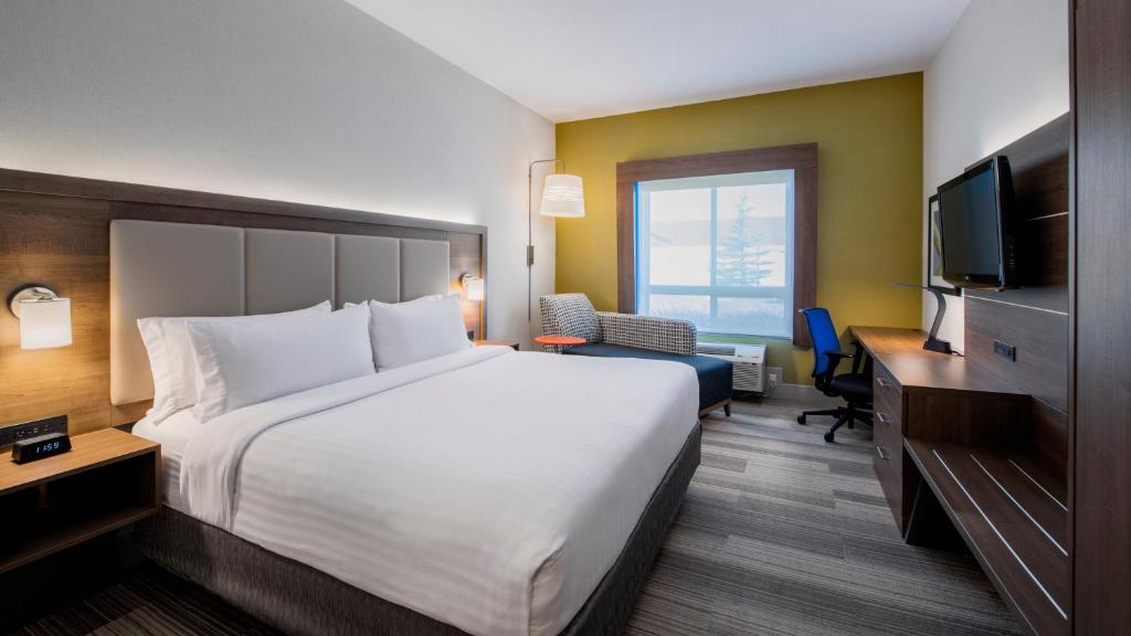 Postel nebo postele na pokoji v ubytování Holiday Inn Express Airdrie by IHG