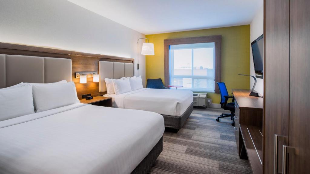 Postel nebo postele na pokoji v ubytování Holiday Inn Express Airdrie by IHG