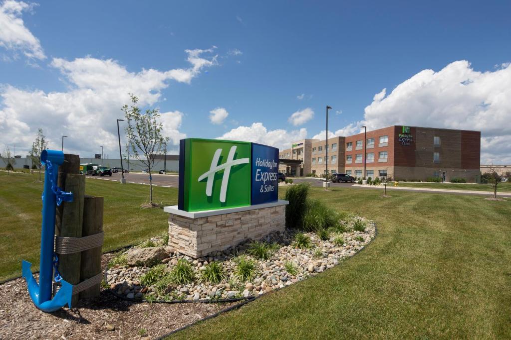 un cartel en un parque frente a un edificio en Holiday Inn Express &amp; Suites Monroe by IHG, en Monroe