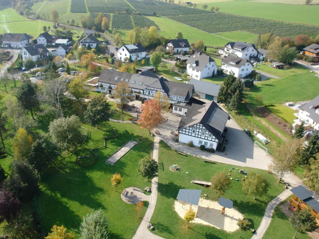 eine Luftansicht eines Dorfes mit Häusern in der Unterkunft Landhaus Schulte-Göbel in Schmallenberg