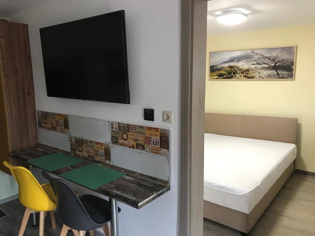TV a/nebo společenská místnost v ubytování Balaton Wellness Tom Cat nyaraló 1 wellness és 1 gyermekbarát apartmannal