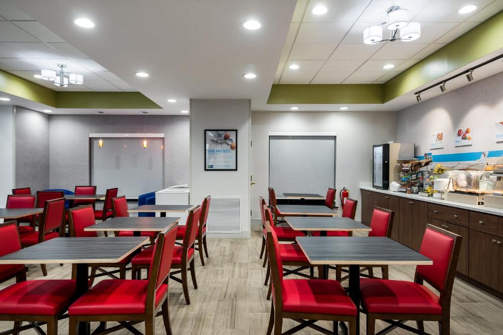 Holiday Inn Express Hotel & Suites Bartow by IHG photo
