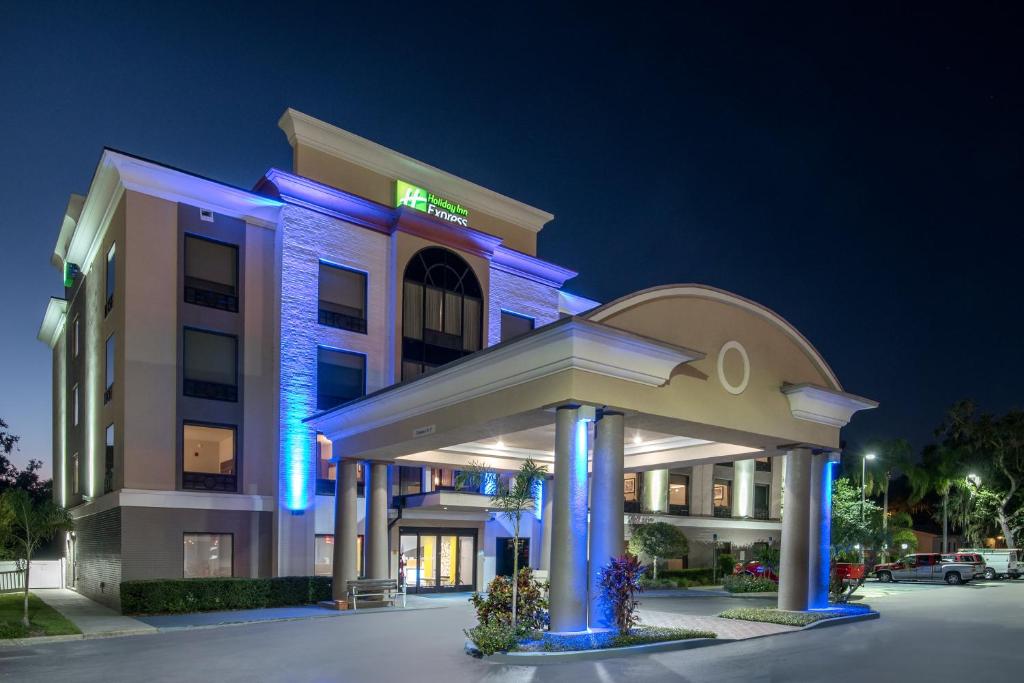 un edificio de hotel con un cenador frente a él en Holiday Inn Express Hotel & Suites Bartow, an IHG Hotel en Bartow