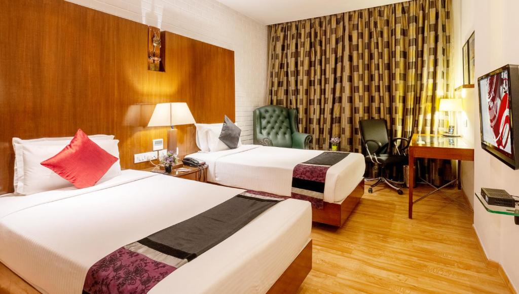 Postel nebo postele na pokoji v ubytování SFO Hotel and Suites