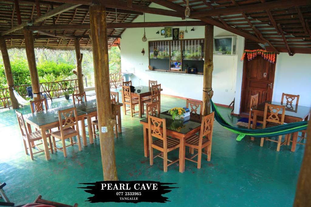Restaurace v ubytování Pearl Cave Cabanas & Resturant