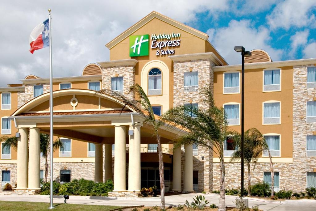 una vista frontale di un hotel con l'insegna Hilton Towers di Holiday Inn Express & Suites Corpus Christi, an IHG Hotel a Corpus Christi