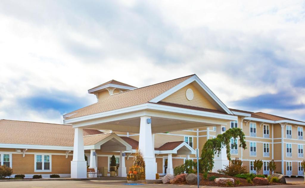 a large building with a gazebo at Holiday Inn Express & Suites Iron Mountain, an IHG Hotel in Iron Mountain