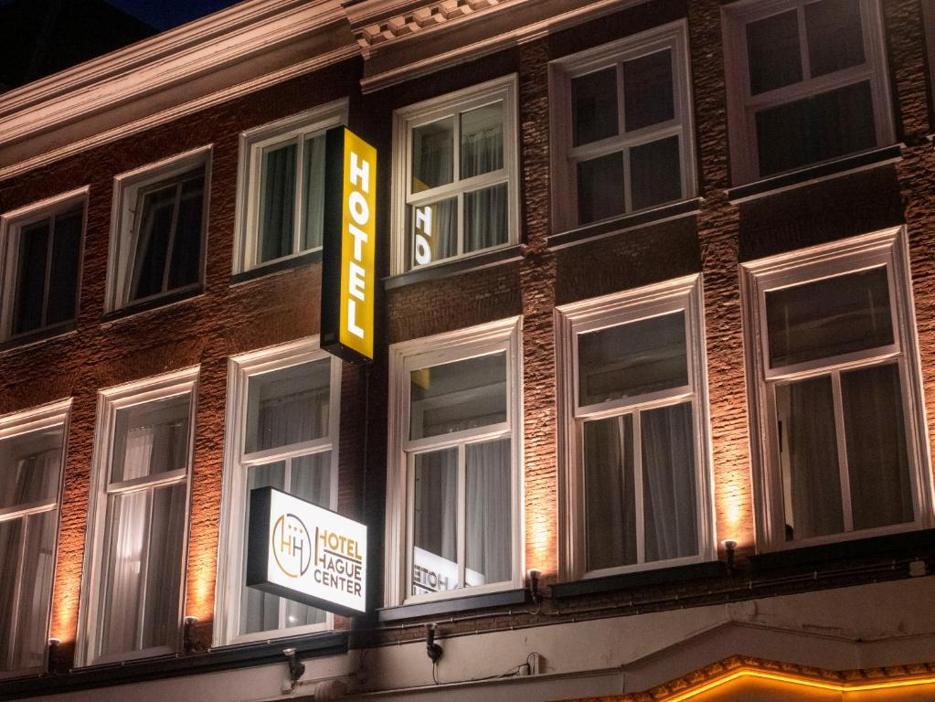 een gebouw met ramen en een hotelbord bij Hotel Hague Center in Den Haag