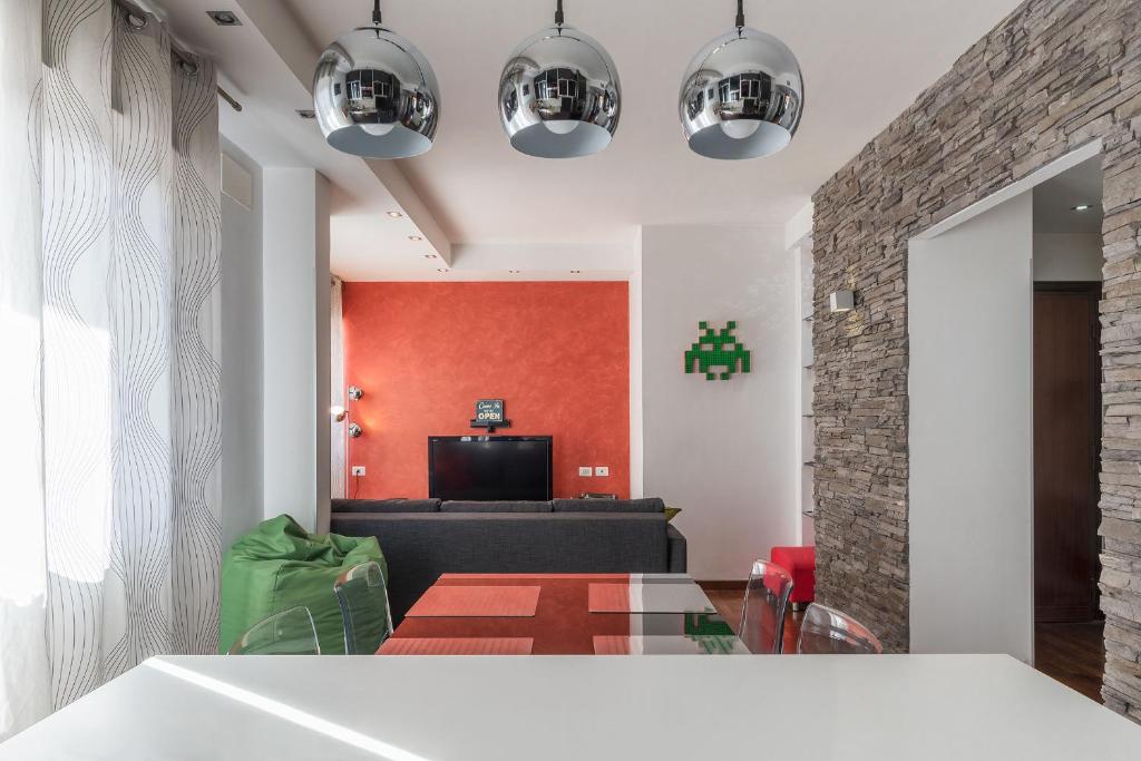 sala de estar con pared de acento rojo en Pigneto & Malatesta Subway Flat, en Roma