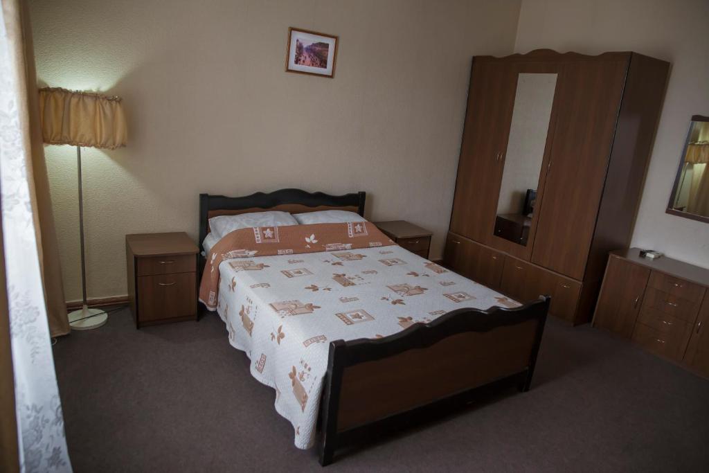 Postel nebo postele na pokoji v ubytování Chisinau Hotel