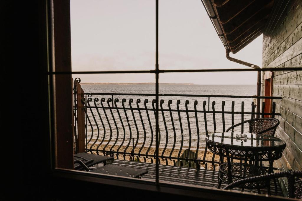 レバにあるChecz Kole Szperkaの窓から海の景色を望めます。