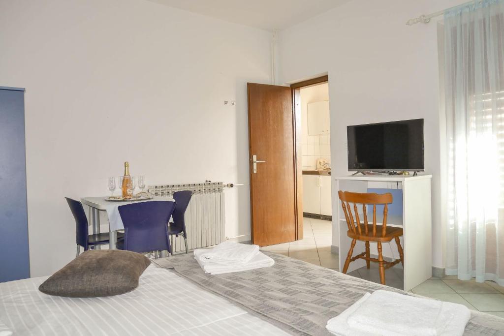 Televízia a/alebo spoločenská miestnosť v ubytovaní Apartments Beach Dugi rat