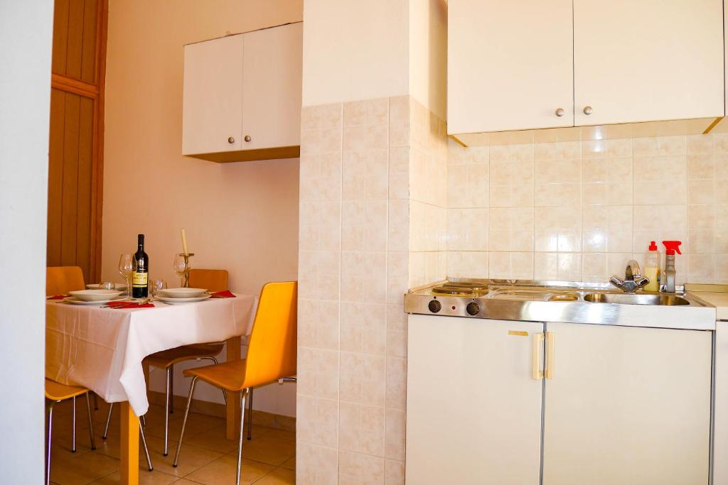 Kuchyňa alebo kuchynka v ubytovaní Apartments Beach Dugi rat