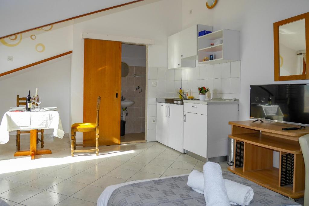 Kuchyňa alebo kuchynka v ubytovaní Apartments Beach Dugi rat