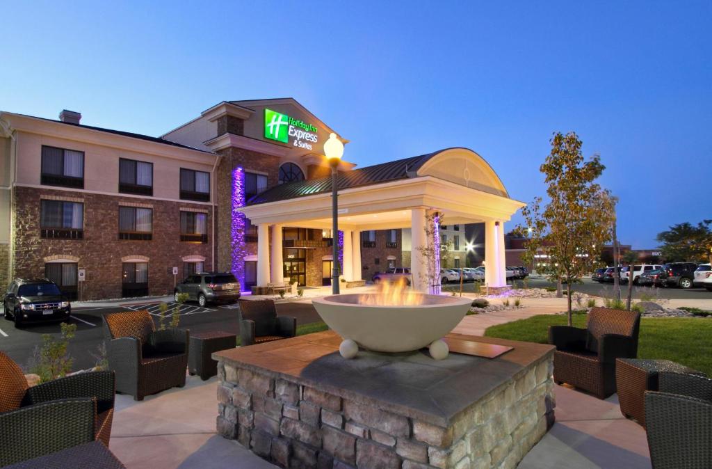 een hotel met een fontein voor een gebouw bij Holiday Inn Express - Colorado Springs - First & Main, an IHG Hotel in Colorado Springs