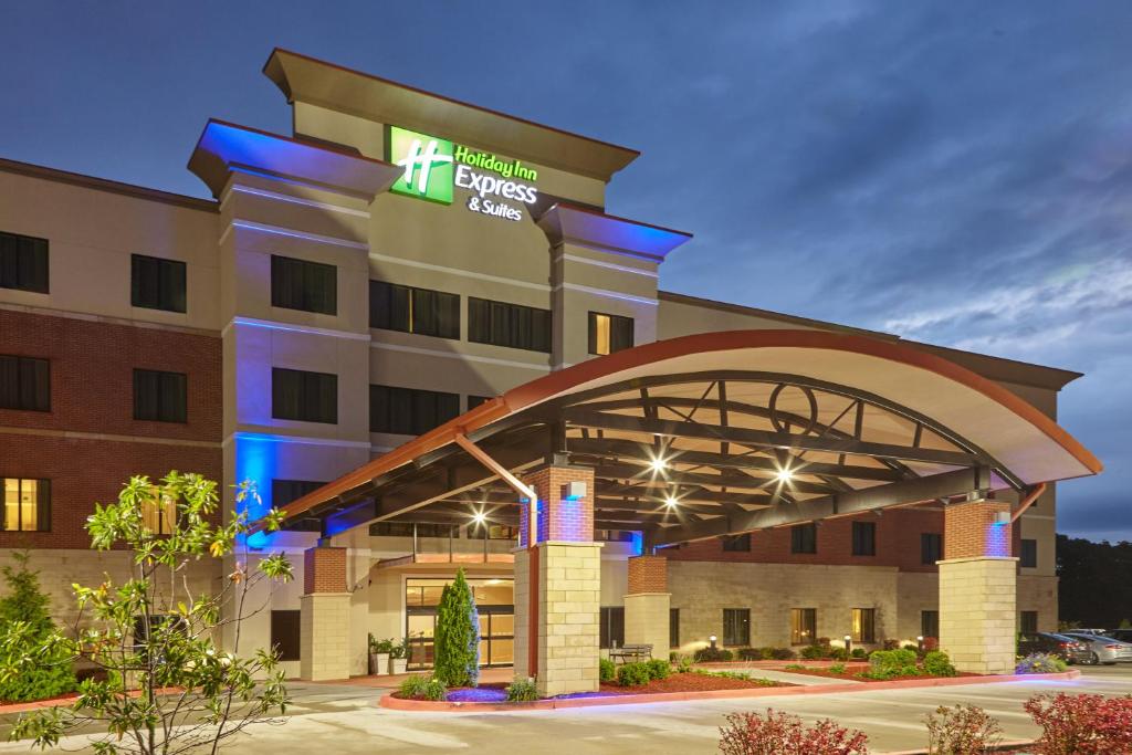 an image of a hotel exterior at Holiday Inn Express and Suites Columbia University Area, an IHG Hotel in Columbia