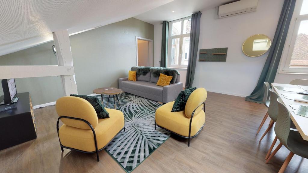 sala de estar con 2 sillas amarillas y sofá en L'Entêté CLIM HYPERCENTRE 5-7 personnes en Colmar