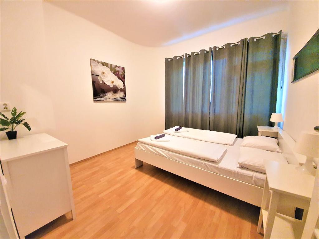 プラハにあるEpstein Apartmentsのベッドルーム1室(ベッド1台、デスク付)