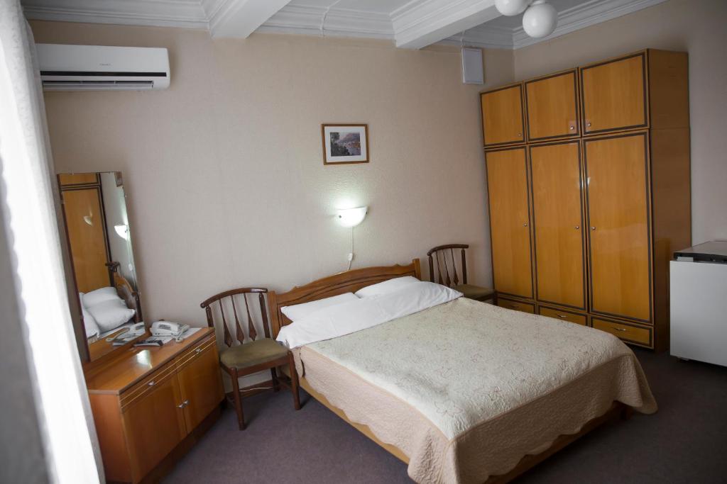 Postel nebo postele na pokoji v ubytování Chisinau Hotel