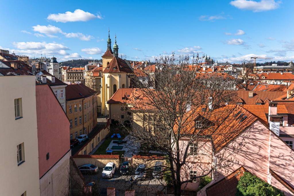 Nespecifikovaný výhled na destinaci Praha nebo výhled na město při pohledu z apartmánu