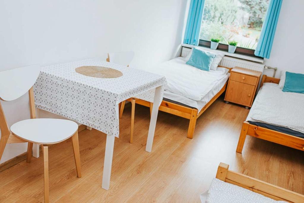 Posteľ alebo postele v izbe v ubytovaní Noclegi u Alicji agroHostel