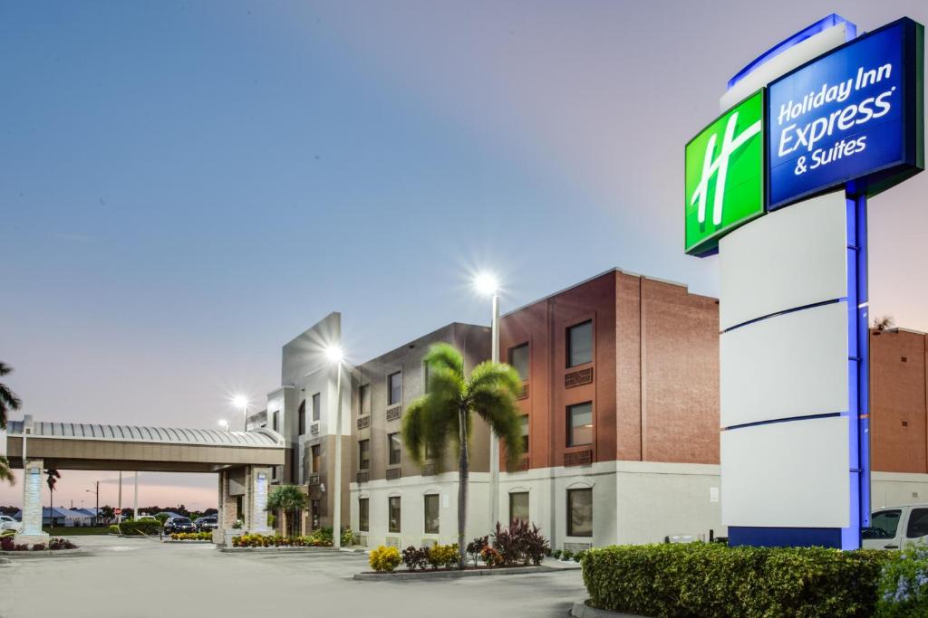 um sinal para um hotel num parque de estacionamento em Holiday Inn Express Hotel & Suites Clewiston, an IHG Hotel em Clewiston