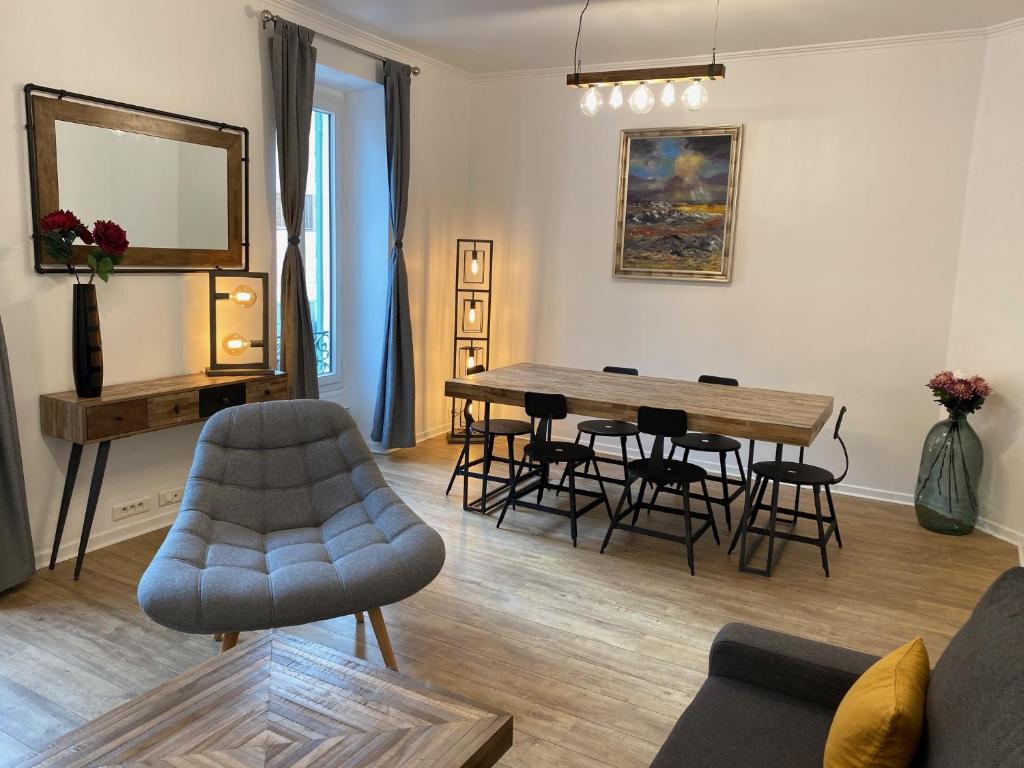 sala de estar con mesa, sillas y espejo en Chic and Cosy apartment close to the port and Garibaldi en Niza