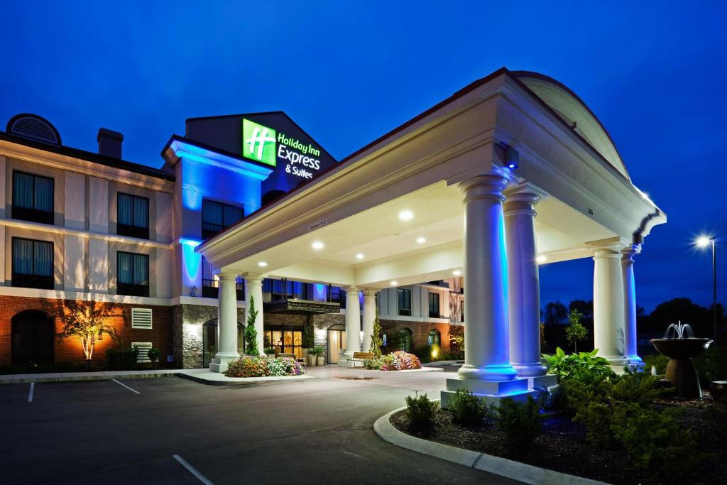 un hôtel éclairé devant un bâtiment dans l'établissement Holiday Inn Express Hotel & Suites Mount Juliet - Nashville Area, an IHG Hotel, à Mount Juliet