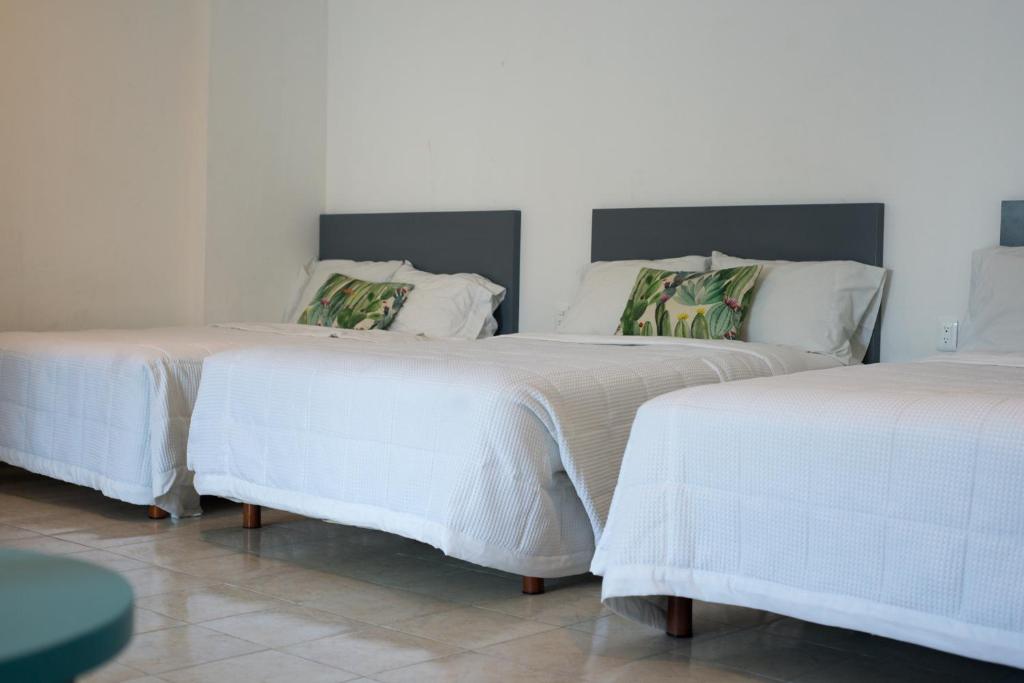 Postel nebo postele na pokoji v ubytování Hotel & Suites Arges - Centro Chetumal