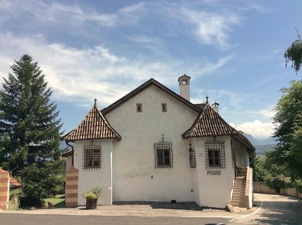 アッピアーノ・スッラ・ストラーダ・デル・ヴィーノにあるCasa Piganòの小さな白屋根