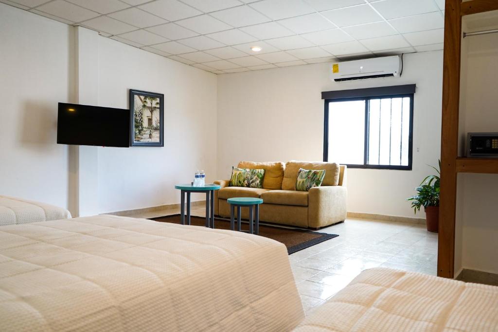 TV a/nebo společenská místnost v ubytování Hotel & Suites Arges - Centro Chetumal