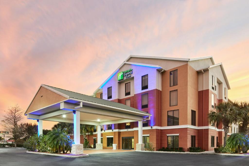 una representación de un hotel en Holiday Inn Express Hotel & Suites Port Richey, an IHG Hotel, en Port Richey