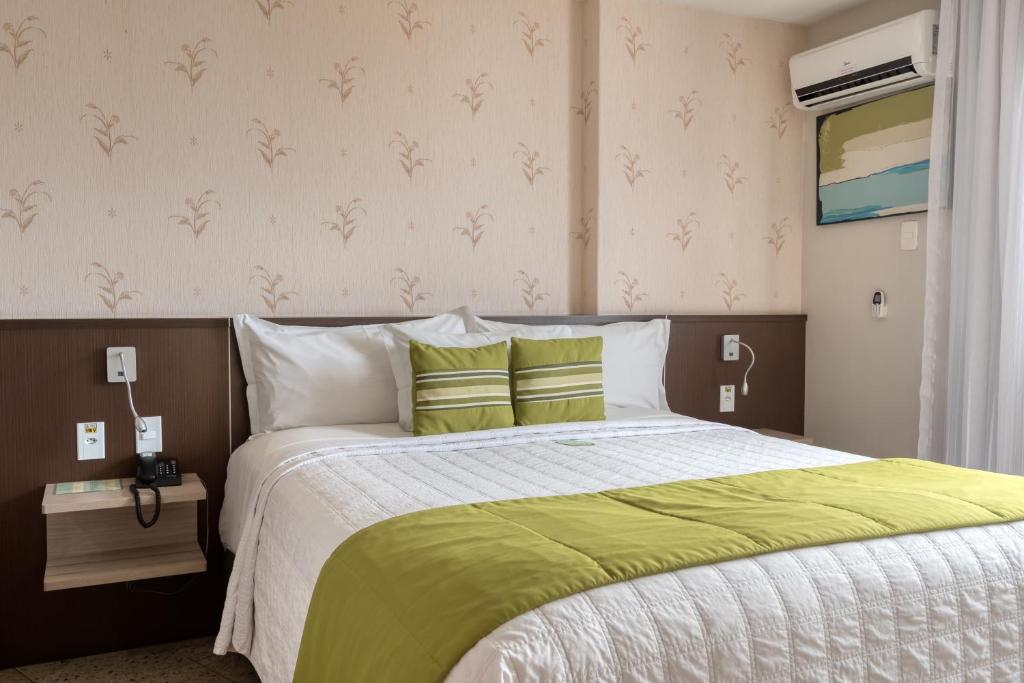 Postel nebo postele na pokoji v ubytování Quality Suites Vila Velha