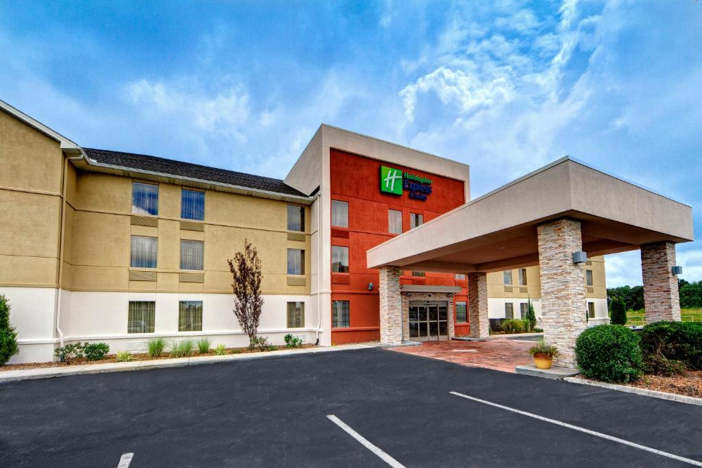 un hotel con un estacionamiento delante de él en Holiday Inn Express & Suites Crossville, an IHG Hotel, en Crossville