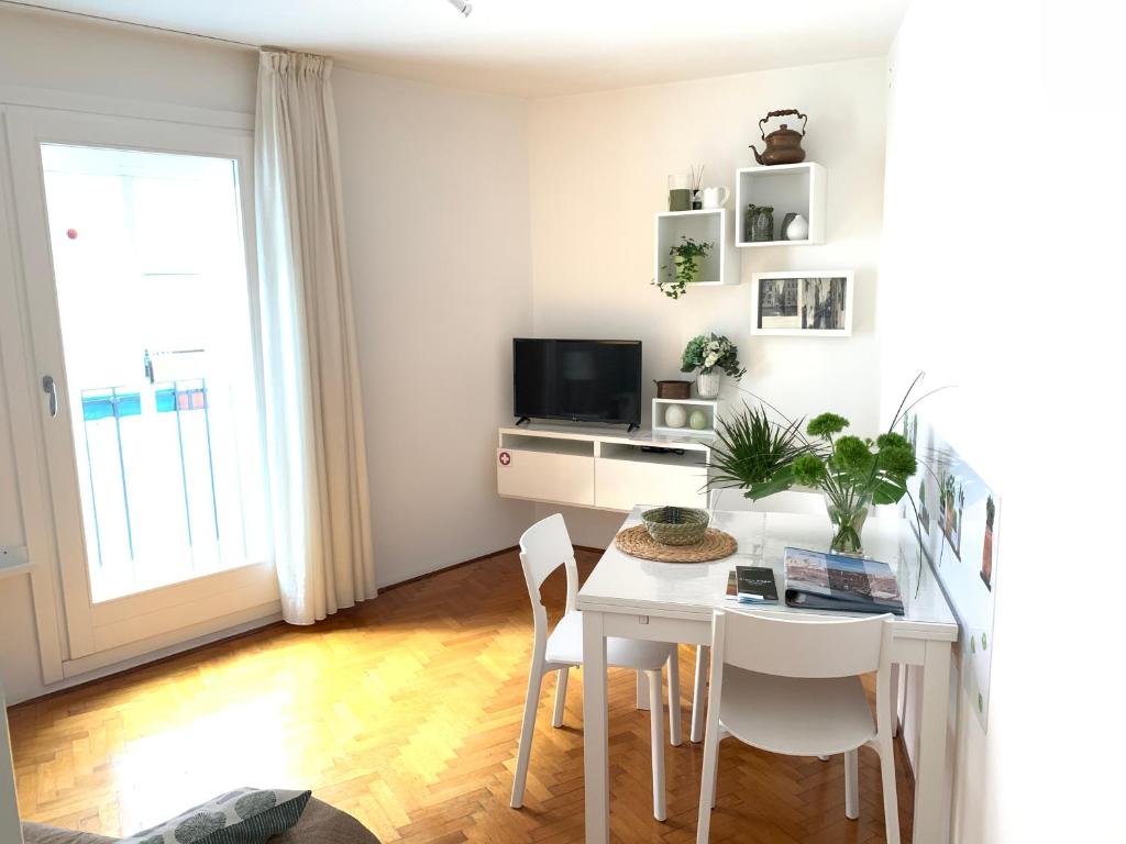 Telewizja i/lub zestaw kina domowego w obiekcie ROOFTOP TERRACE Domus dei fabbri