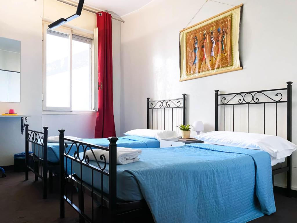 duas camas num quarto com azul e branco em I Am Here - Gioia66 em Milão