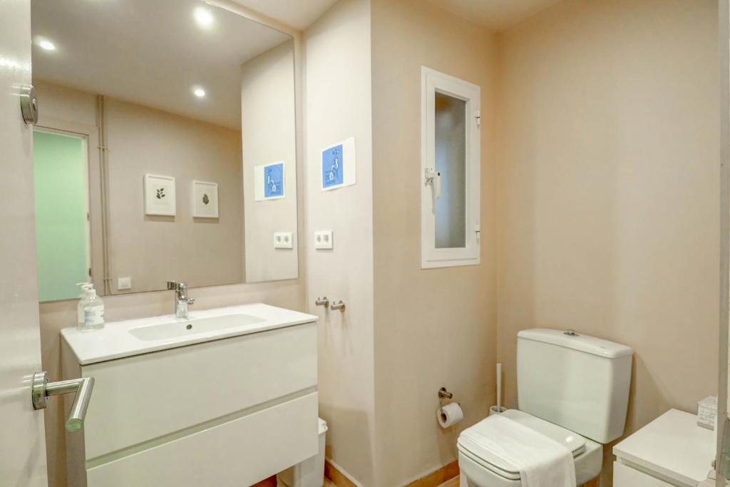 A bathroom at La Gioia 1 by Hello Homes Sitges