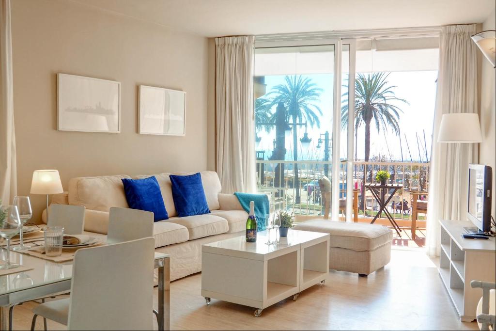 A seating area at La Gioia 1 by Hello Homes Sitges