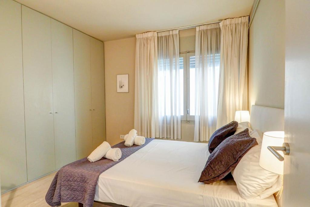 A bed or beds in a room at La Gioia 1 by Hello Homes Sitges
