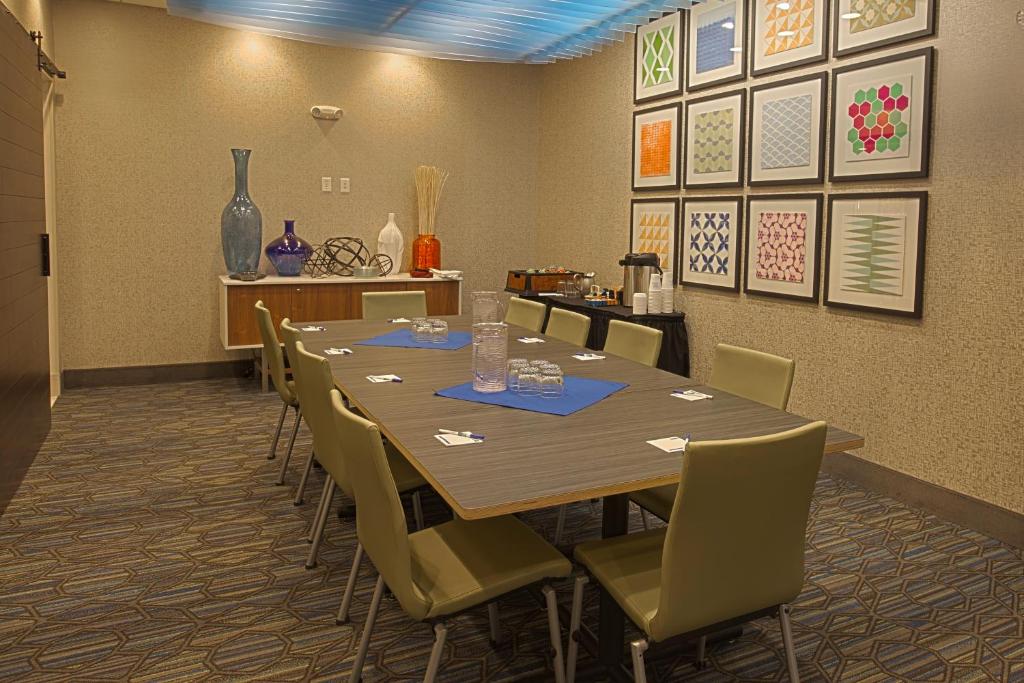 Holiday Inn Express & Suites Boise Airport by IHG photo