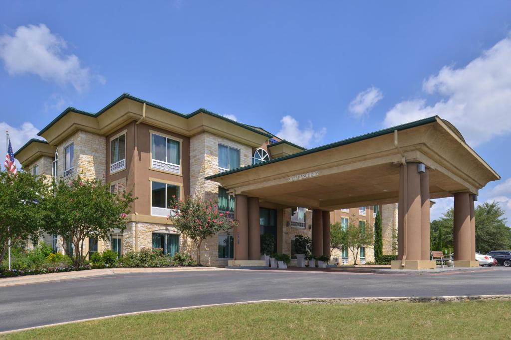 um edifício com um toldo em frente a uma estrada em Holiday Inn Express & Suites Austin SW - Sunset Valley, and IHG Hotel em Austin
