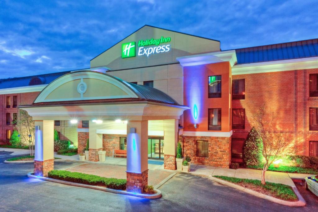 un bâtiment d'hôtel avec un kiosque devant lui dans l'établissement Holiday Inn Express Hotel & Suites Nashville Brentwood 65S, à Brentwood
