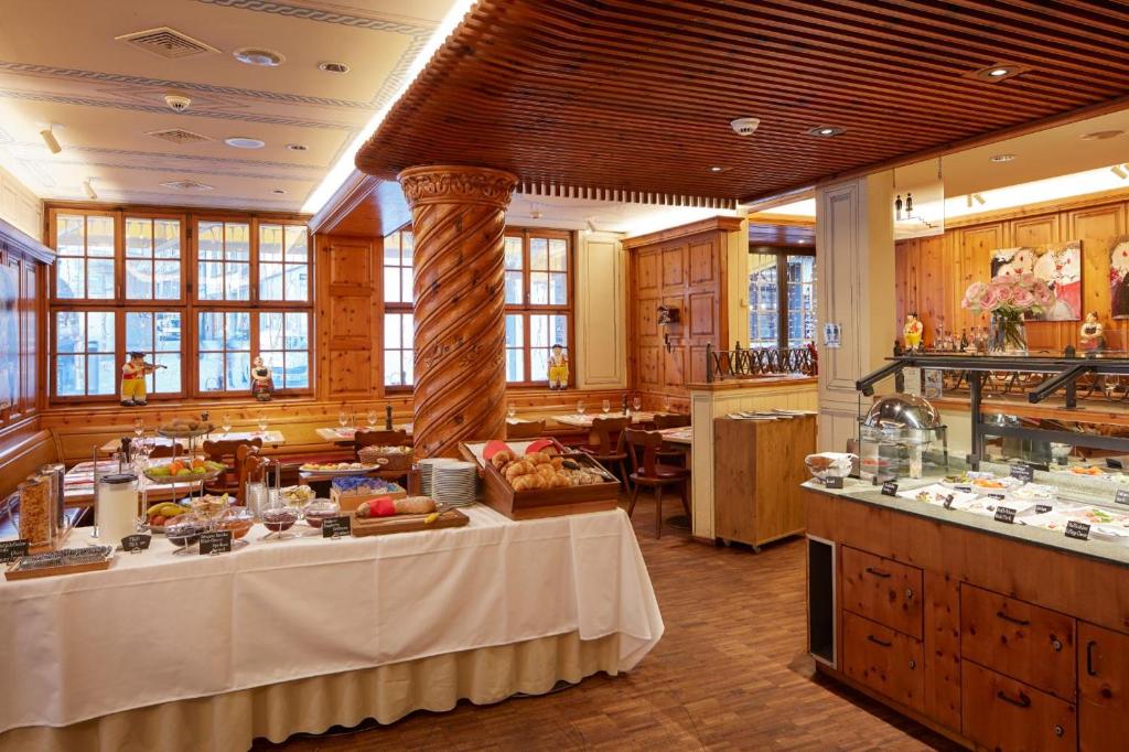 チューリッヒにあるHotel Adler Zürichの広いキッチン(食卓付)
