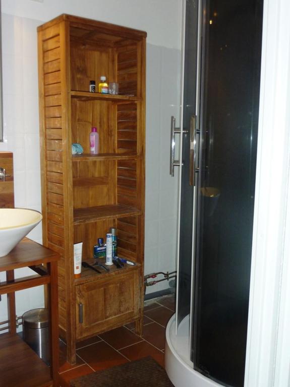 a bathroom with a shower and a wooden book shelf at AS13247 - P2 Cabine climatisé avec belle vue sur la Mer in Le Grau-du-Roi