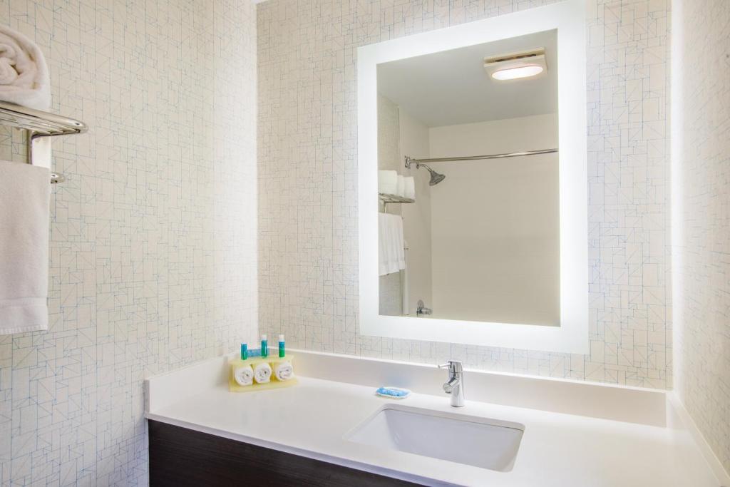 Holiday Inn Express Hotel & Suites Boston - Marlboro by IHG - Standaard King Kamer