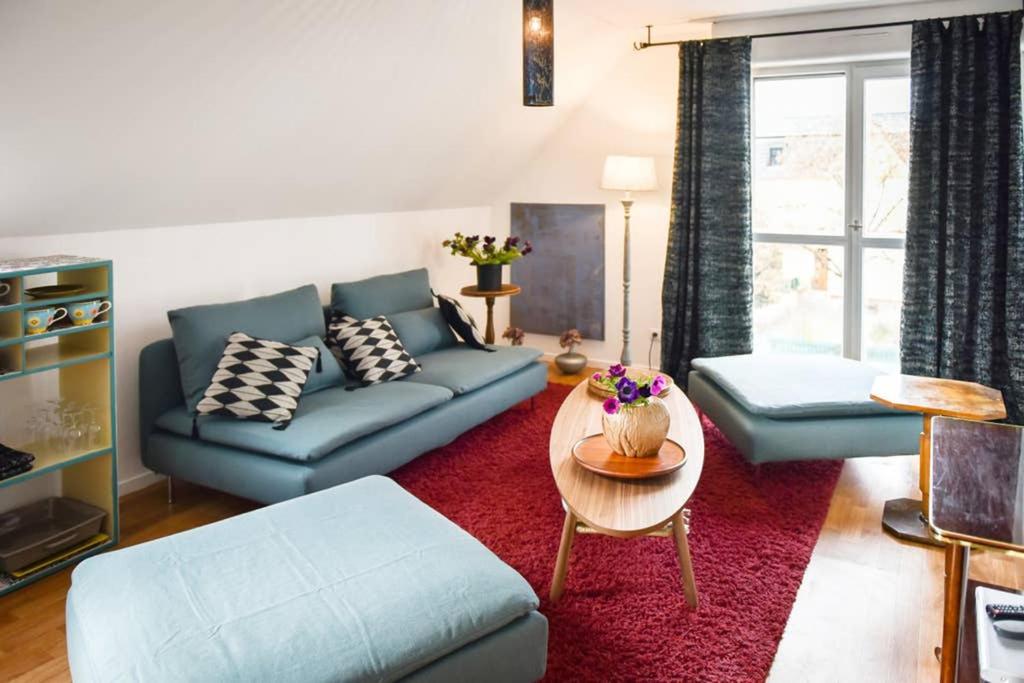 a living room with a couch and a table at Duplex tout équipé, proche centre-ville COLMAR, parking in Colmar