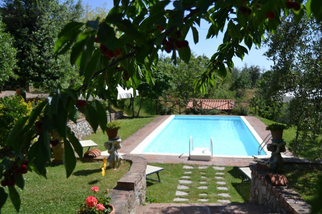 a swimming pool in the yard of a house at Agriturismo Lo Strettoio in Castelnuovo Berardenga