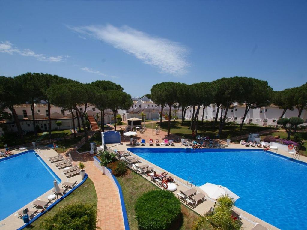 una vista aérea de una gran piscina con sillas y árboles en Casa Danesa, en Marbella